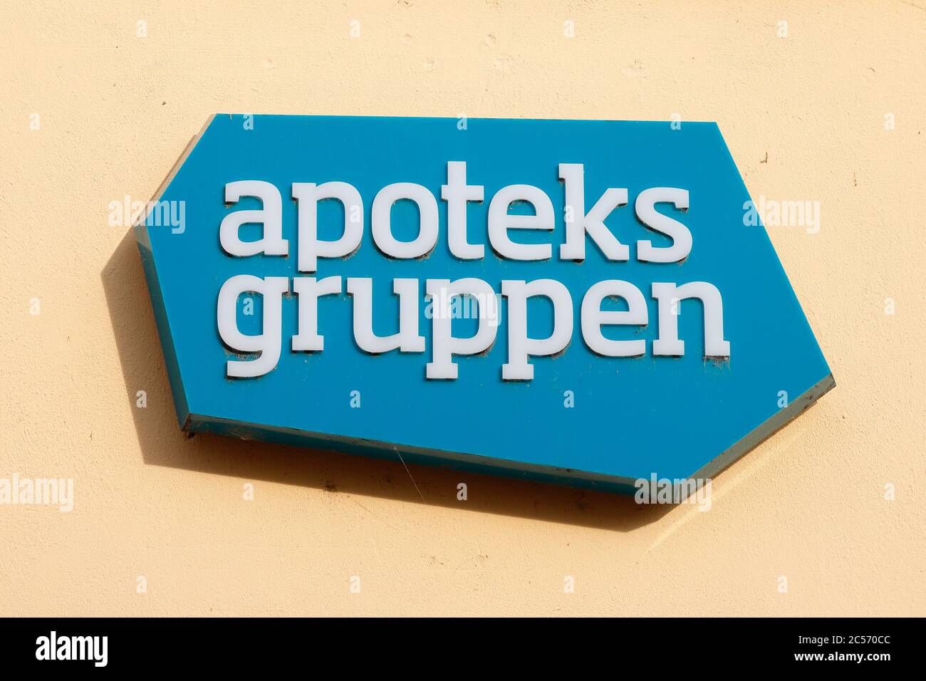 Lidkoping, Suède - juin 24 2020 : le logo de la pharmacie Apoteksgruppen dans son magasin. Banque D'Images