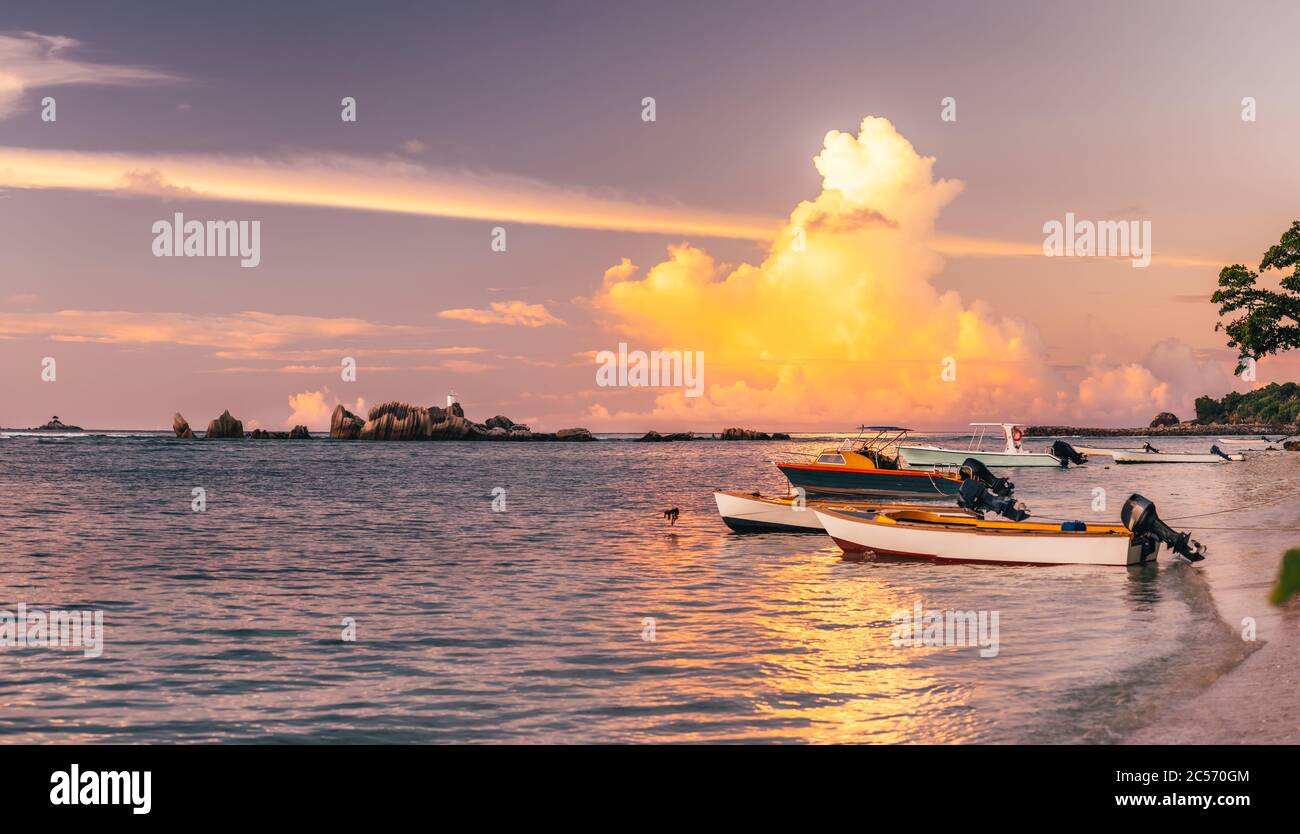 Plage tropicale au coucher du soleil sur la Digue, Seychelles. Banque D'Images