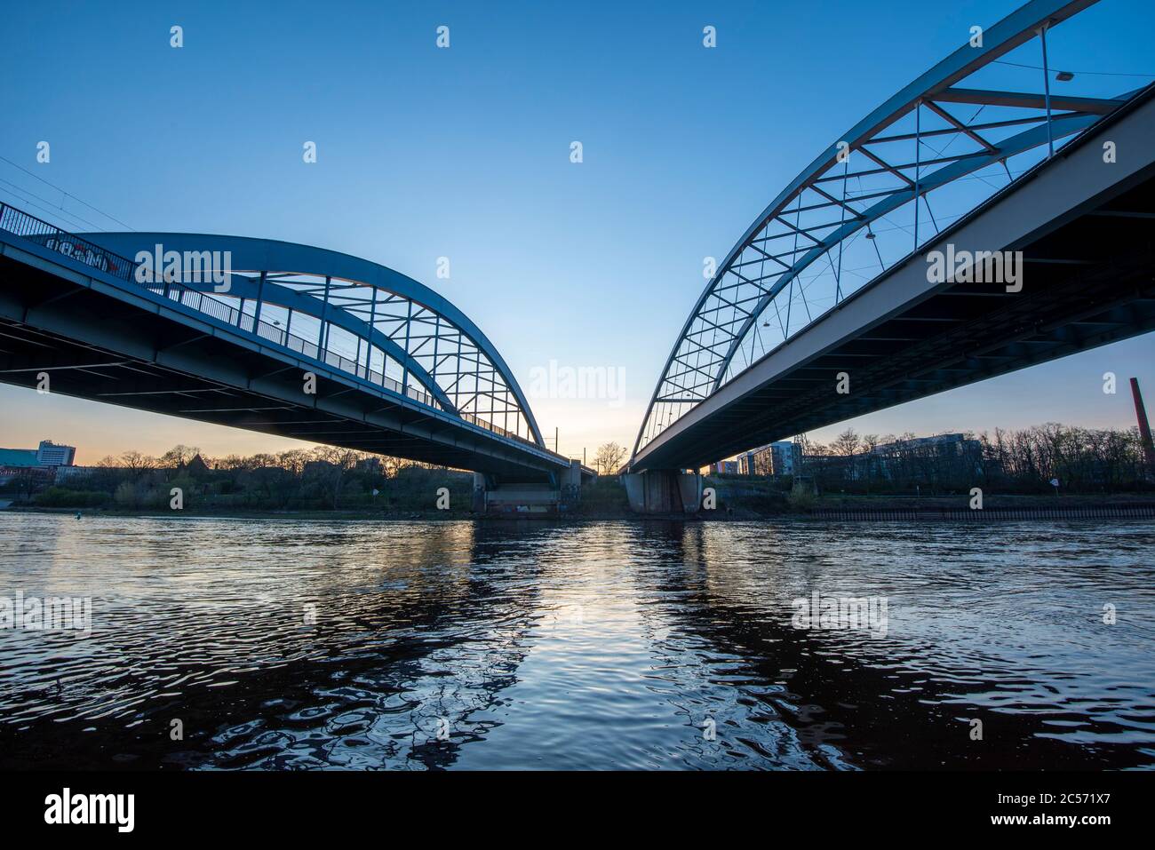 Allemagne, Saxe-Anhalt, Magdebourg, vue sur le train du pont nord. Les deux ponts traversent l'Elbe. Banque D'Images