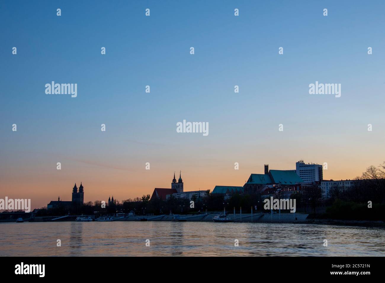 Allemagne, Saxe-Anhalt, Magdebourg : la promenade de l'Elbe avec la cathédrale et le cloître de notre-Dame au coucher du soleil Banque D'Images