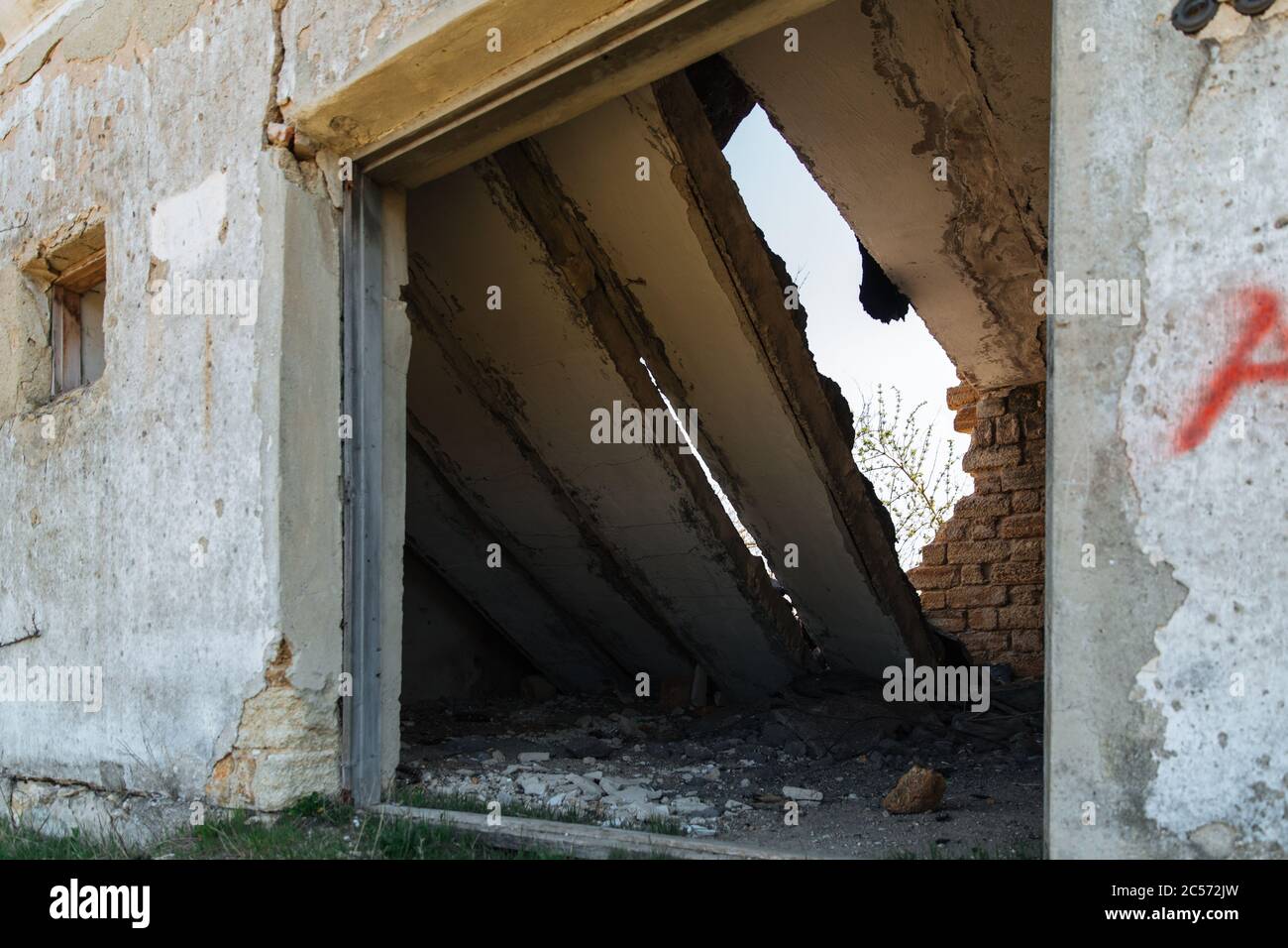 Le mur avec la porte dans les ruines de l'effondrement de la dévastation. Risque d'effondrement. Banque D'Images