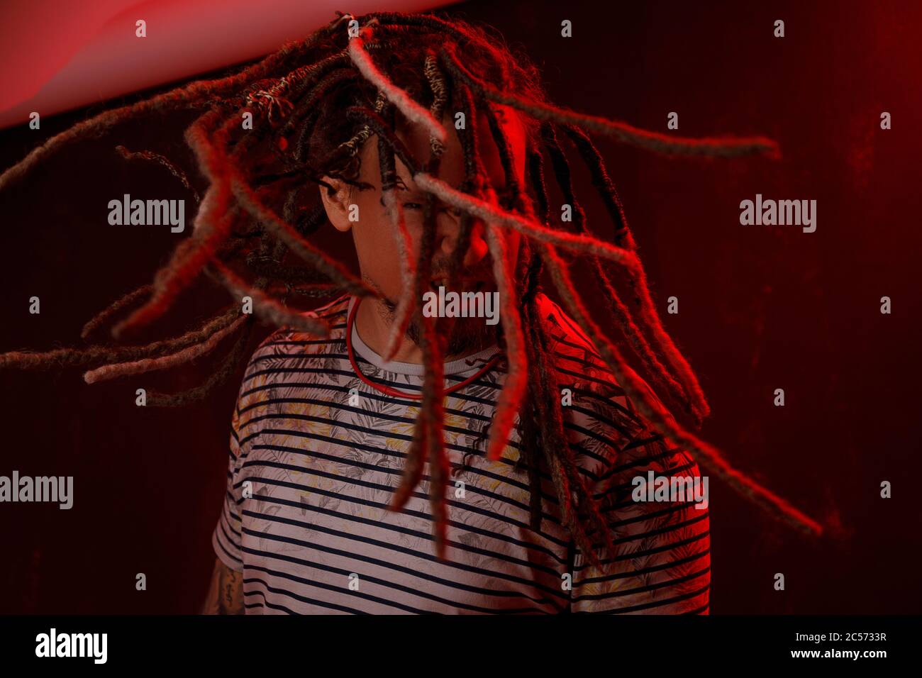 Homme avec de longues dreadlocks qui se retourne les cheveux Banque D'Images