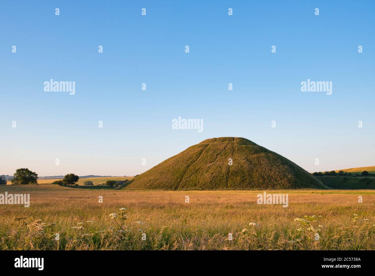 Silbury Hill en été au lever du soleil. Avebury, Wiltshire, Angleterre Banque D'Images