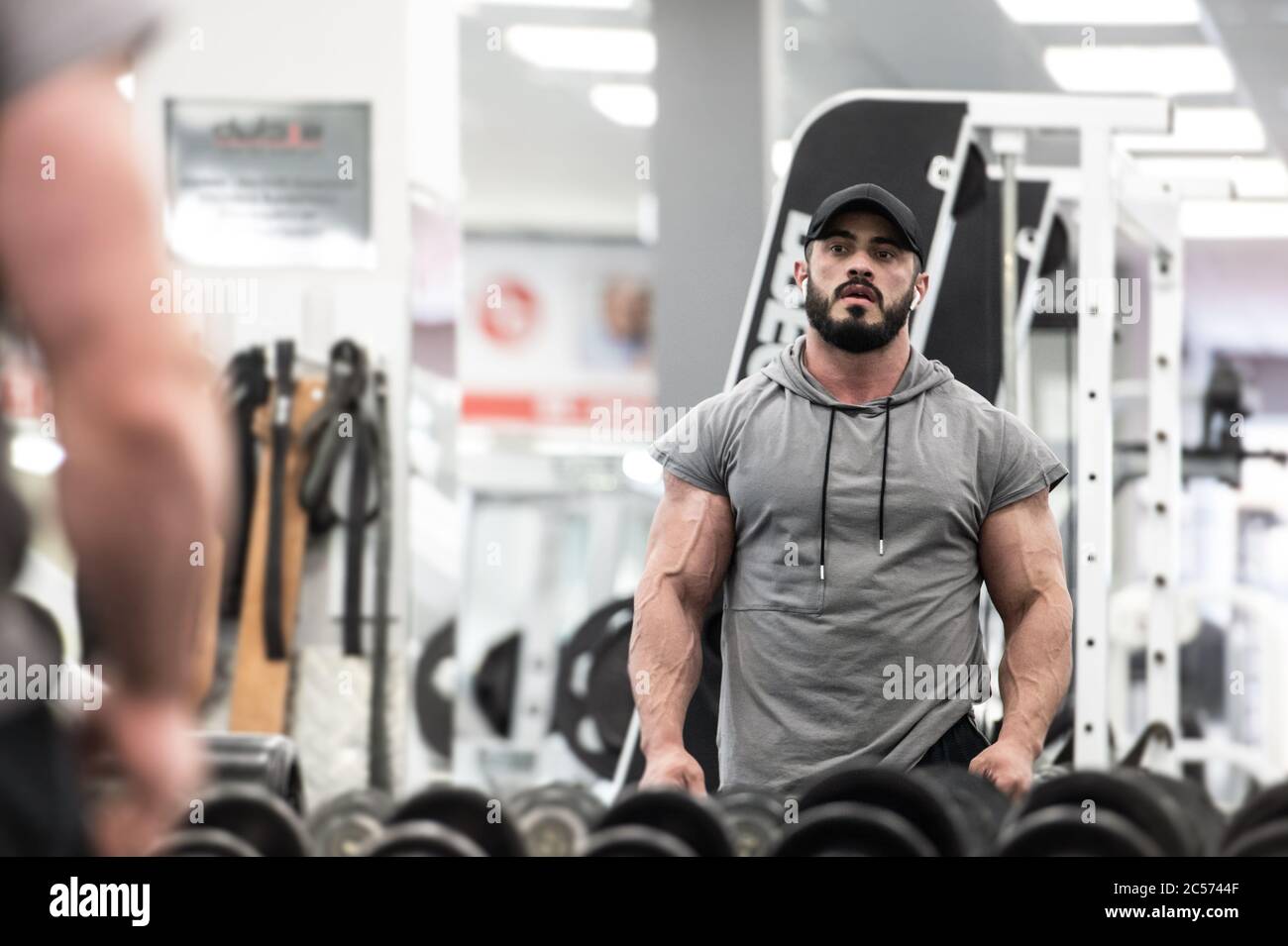 homme musclé et robuste avec barbe en salle de sport Banque D'Images