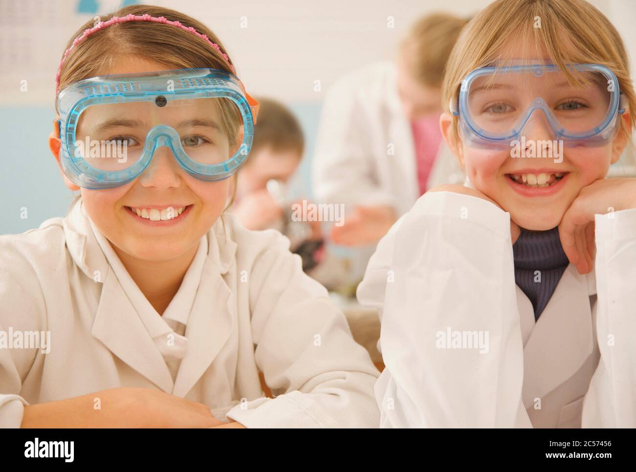 Portrait souriant jeune fille d'école secondaire élèves dans des lunettes de science Banque D'Images
