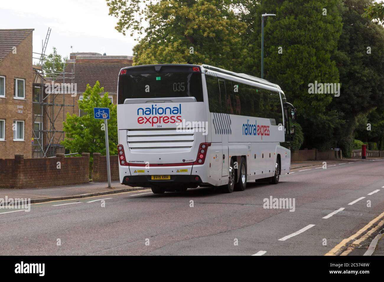 Bournemouth, Dorset, Royaume-Uni. 1er juillet 2020. Les services de National Express reprennent aujourd'hui après le blocage de la pandémie du coronavirus, avec des mesures de sécurité COVID 19 en place, notamment une capacité réduite avec des sièges uniquement dans les sièges de fenêtre, un désinfectant pour les mains, le port de masques faciaux, un nettoyage plus régulier. Un autocar National Express traverse Westbourne à Bournemouth en direction de London Victoria. Crédit : Carolyn Jenkins/Alay Live News Banque D'Images