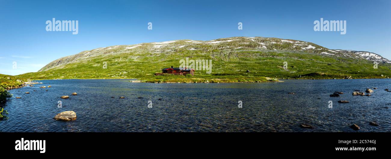 Blockahus sur la rive d'un lac près de Skjåk, Norvège Banque D'Images