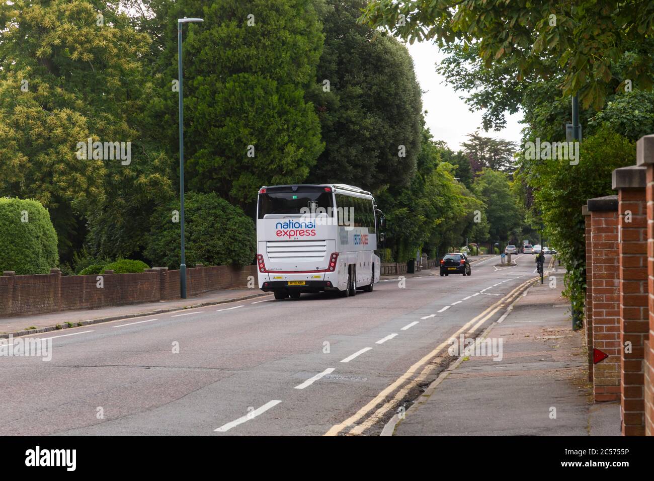 Bournemouth, Dorset, Royaume-Uni. 1er juillet 2020. Les services de National Express reprennent aujourd'hui après le blocage de la pandémie du coronavirus, avec des mesures de sécurité COVID 19 en place, notamment une capacité réduite avec des sièges uniquement dans les sièges de fenêtre, un désinfectant pour les mains, le port de masques faciaux, un nettoyage plus régulier. Un autocar National Express traverse Westbourne à Bournemouth en direction de London Victoria. Crédit : Carolyn Jenkins/Alay Live News Banque D'Images