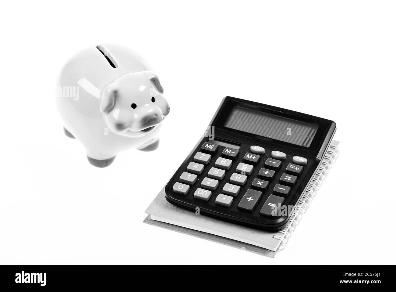 Tirelire cochon rose et Calculatrice. Les taux de change. L'économie et administration des affaires. Concept de la dette de crédit. Tirelire de l'argent de l'épargne. L'économie et de gestion sans but lucratif. L'économie et les finances. Banque D'Images