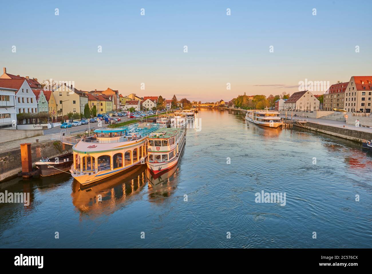 Bateaux de croisière; Ratisbonne; Bavière; Allemagne Banque D'Images Bateaux de croisière; Ratisbonne; Bavière; Allemagne Banque D'Images