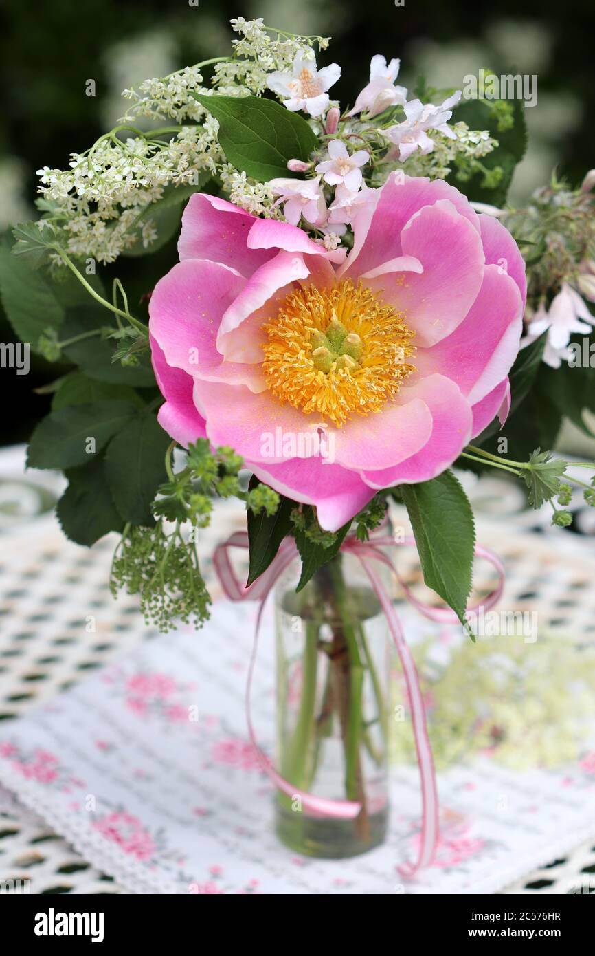 bouquet de fleurs de pivoine rose en bouteille de verre Banque D'Images
