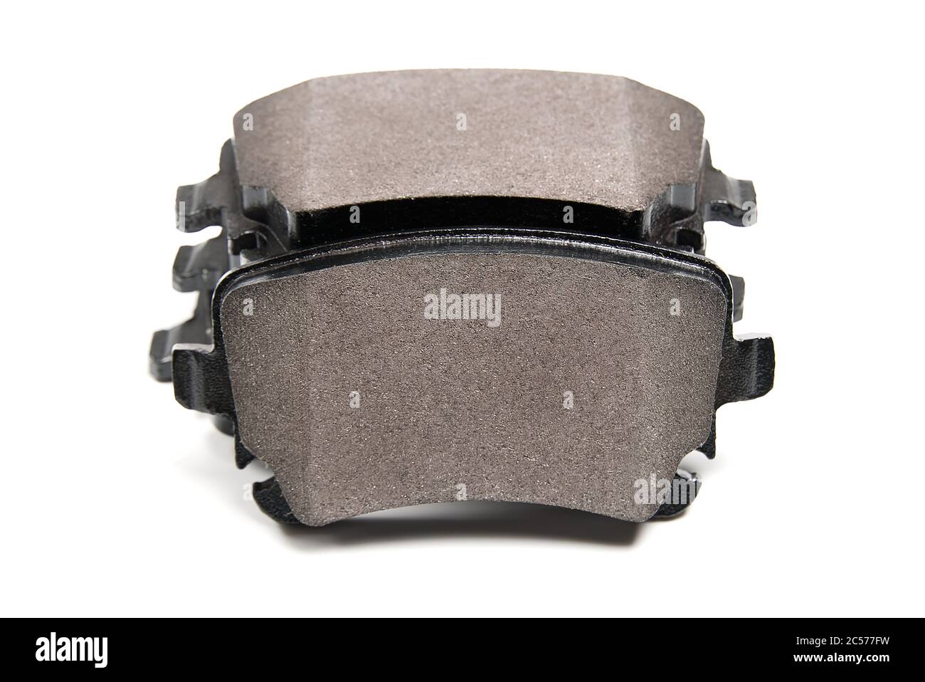 Plaquettes de frein de voiture neuves isolées sur fond blanc. Banque D'Images