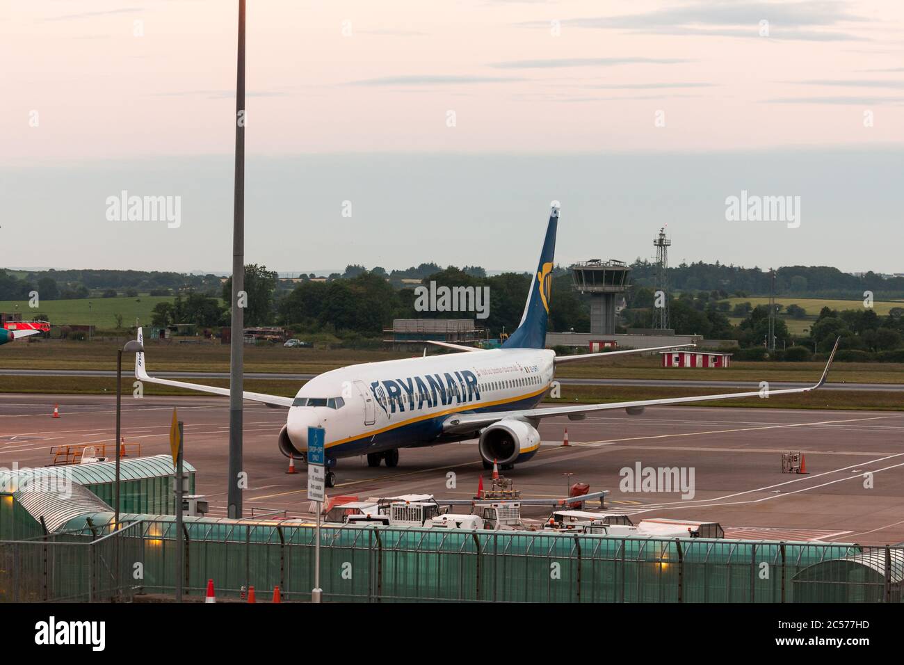 Aéroport de Cork, Cork, Irlande. 1er juillet 2020. Un Boeing 737 de Ryanair sur le stand à l'tablier de l'aéroport de Cork en attente de départ pour Londres Stanstead. Alors que l'Europe rouvre après la pandémie de coronavirus, Ryanair a commencé à voler 40% de sa flotte informatique à partir d'aujourd'hui. - crédit; David Creedon / Alamy Live News Banque D'Images