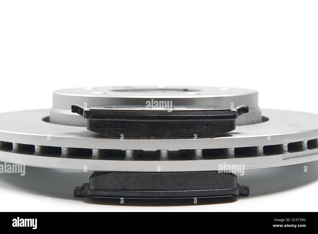 jeu de disques et plaquettes de frein flambant neuf pour voiture. isolé sur blanc avec espace de copie. Banque D'Images