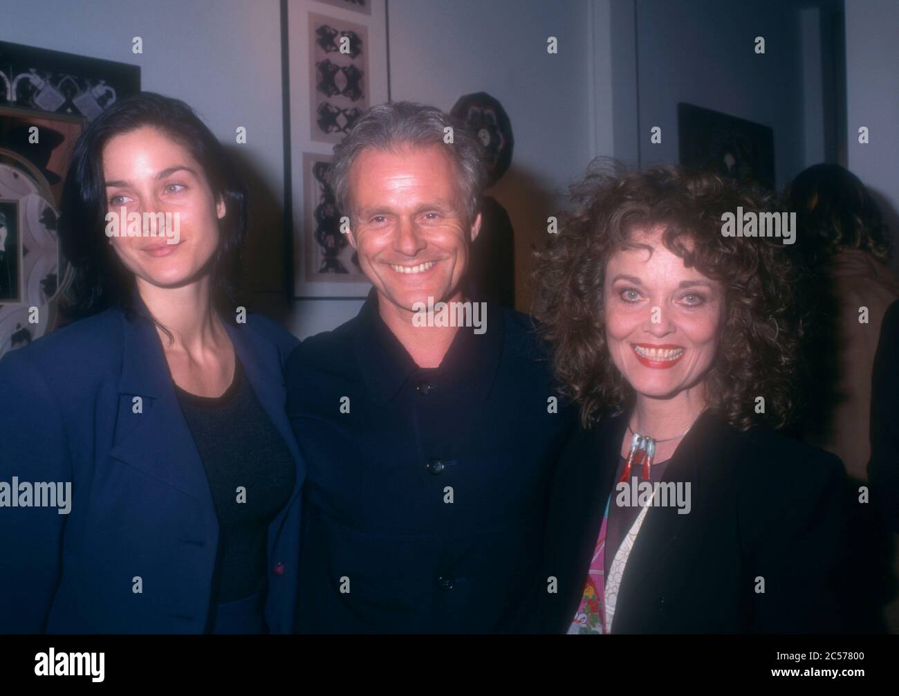 Los Angeles, Californie, États-Unis 30 novembre 1995 l'actrice Carrie Anne Moss, l'acteur Michael des Barres et l'actrice Grace Zabriskie assistent à l'exposition d'art Grace Zabriskie le 30 novembre 1995 à Los Angeles, Californie, États-Unis. Photo par Barry King/Alay stock photo Banque D'Images