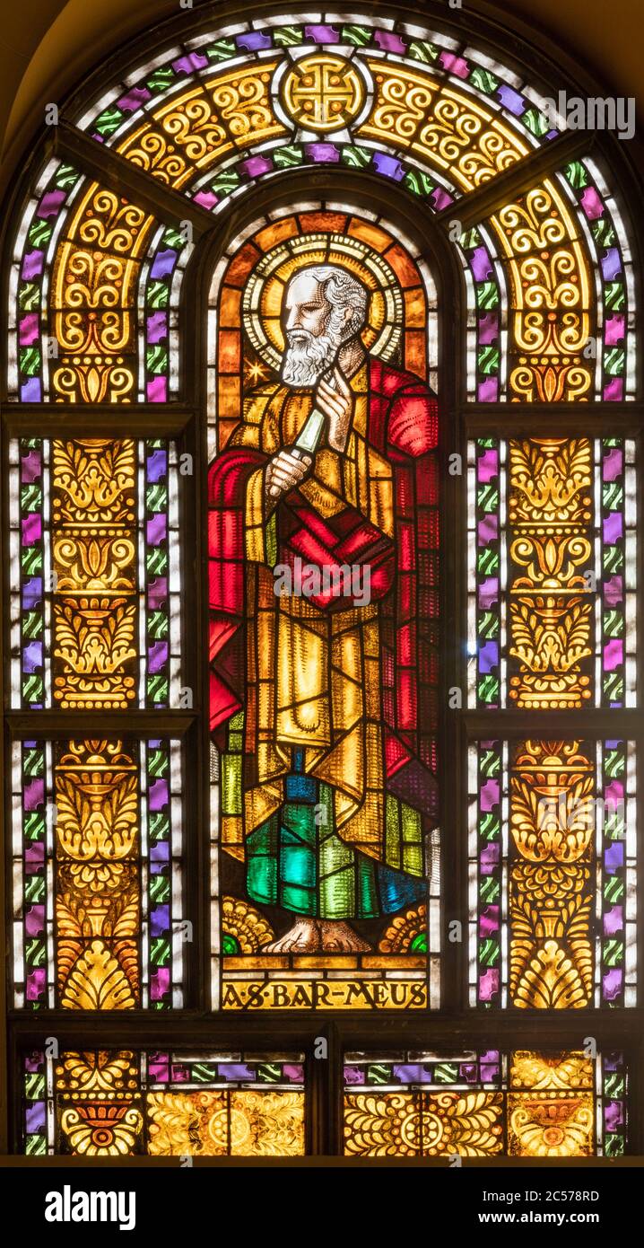 BARCELONE, ESPAGNE - 5 MARS 2020 : l'évangéliste Saint Bartholomée sur le vitrail de l'église Santuario Maria Auxiliadora i Sant Josep. Banque D'Images