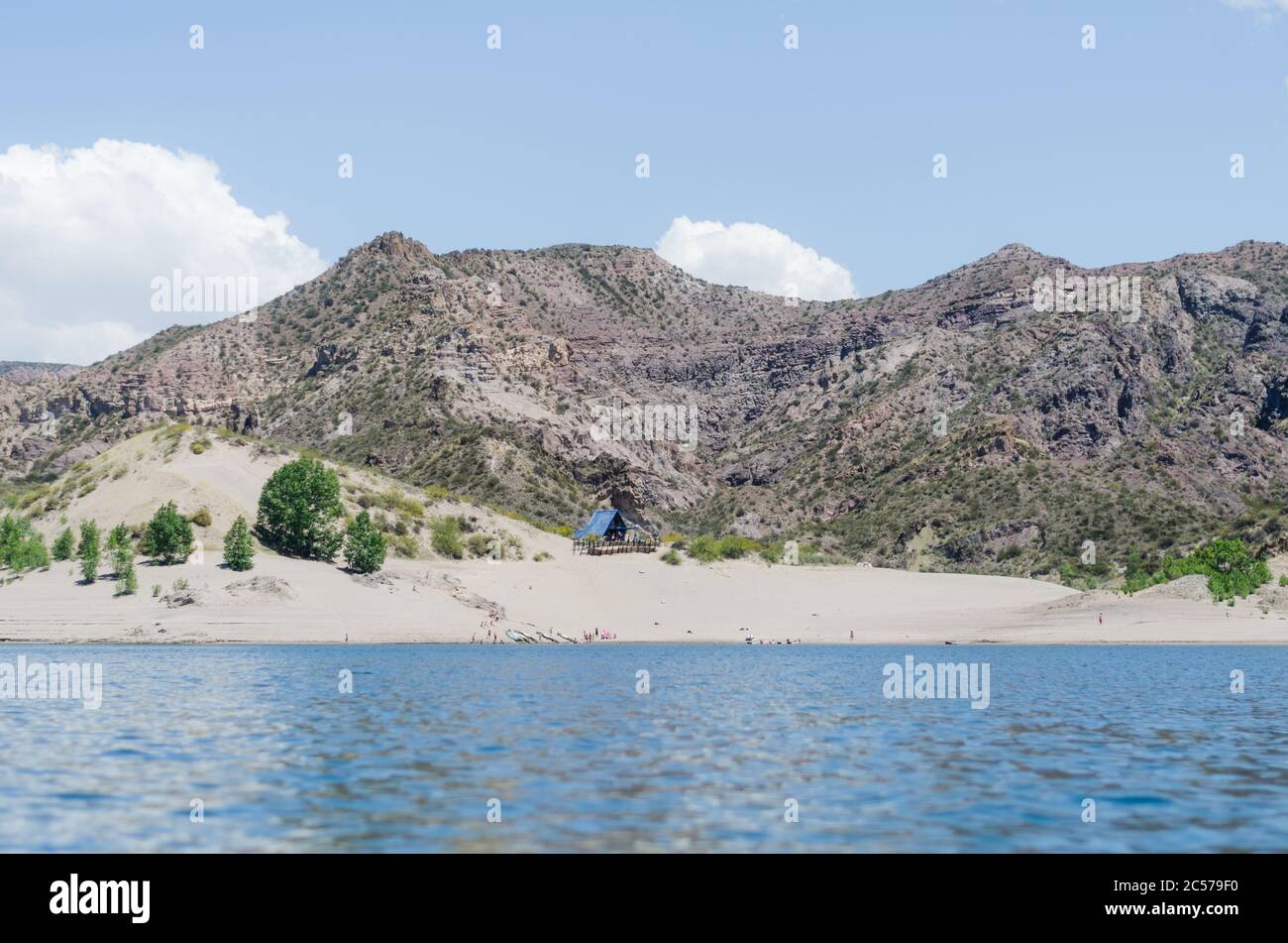 Vue sur Atuel Canyon à San Rafael, Mendoza, Argentine avec un ciel bleu en arrière-plan Banque D'Images