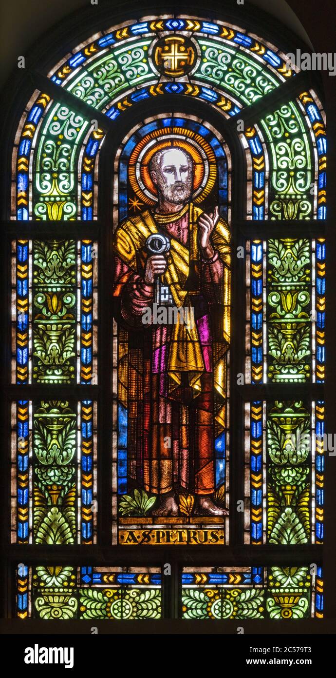 BARCELONE, ESPAGNE - 5 MARS 2020 : le Saint-Pierre sur le vitrail de l'église Santuario Maria Auxiliadora i Sant Josep. Banque D'Images BARCELONE, ESPAGNE - 5 MARS 2020 : le Saint-Pierre sur le vitrail de l'église Santuario Maria Auxiliadora i Sant Josep. Banque D'Images