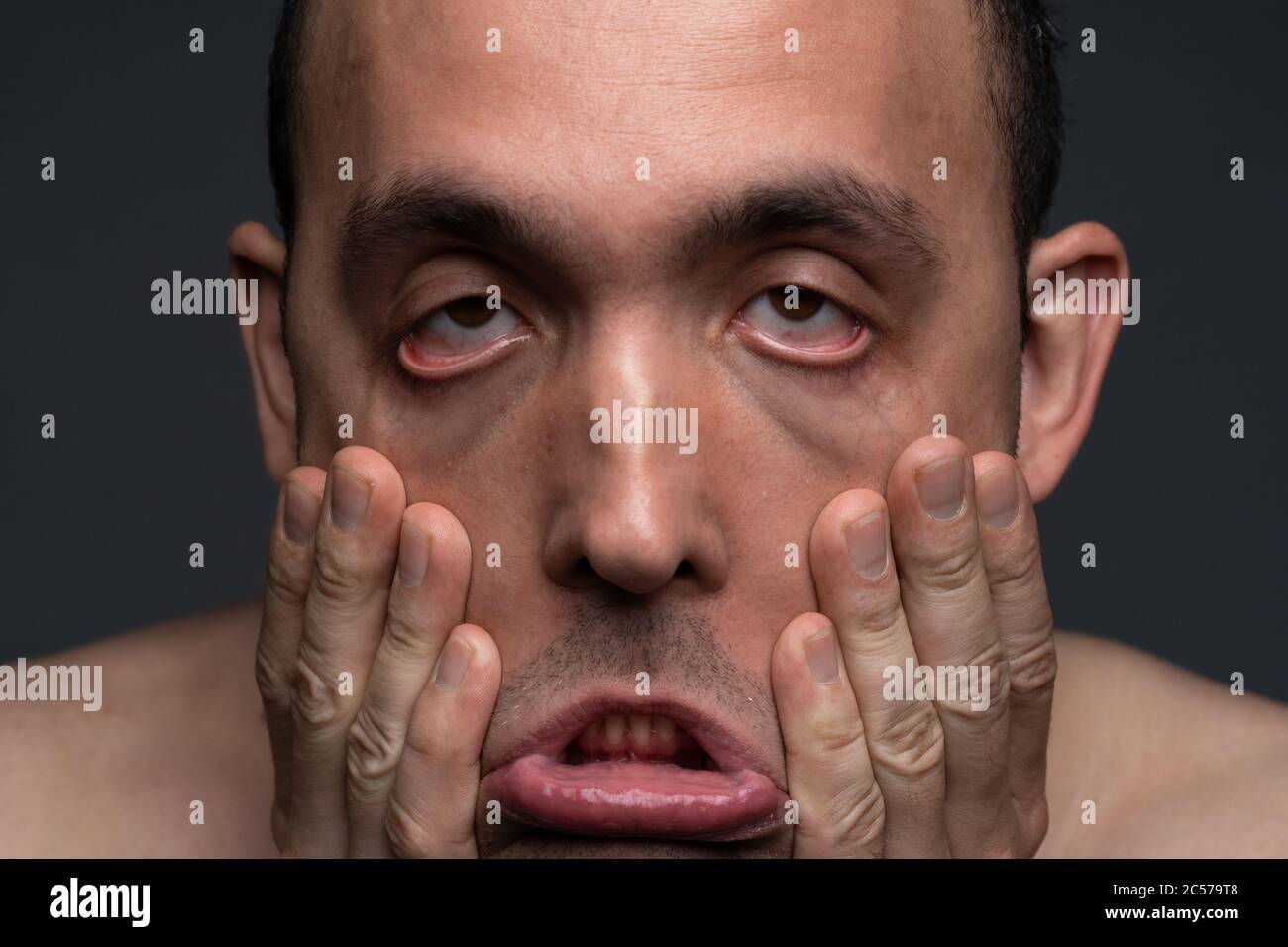 Photo de l'homme fou grimaquant, gros plan Banque D'Images