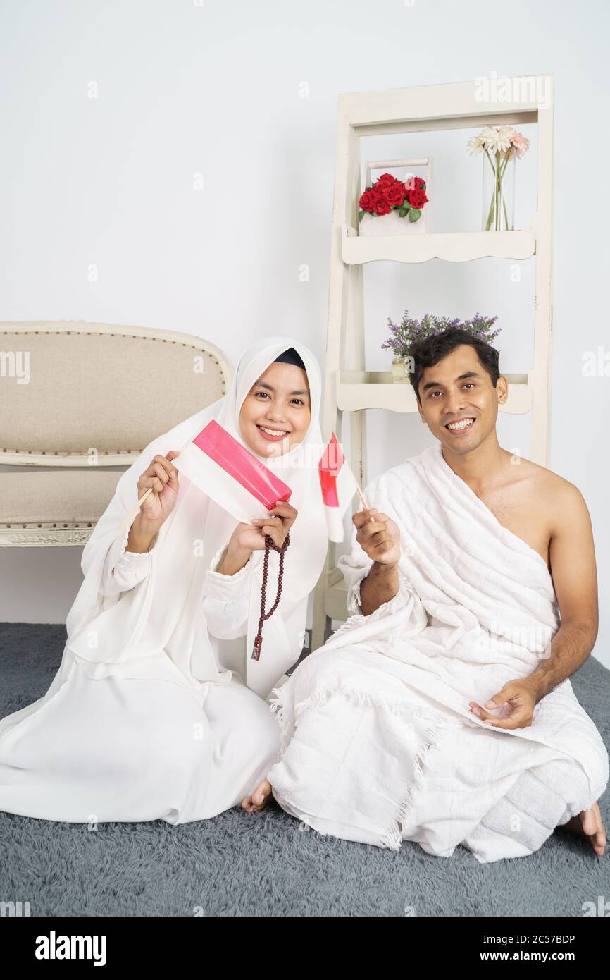 beau couple musulman hajj ou umrah portant une robe blanche islamique  portant le drapeau indonésien Photo Stock - Alamy