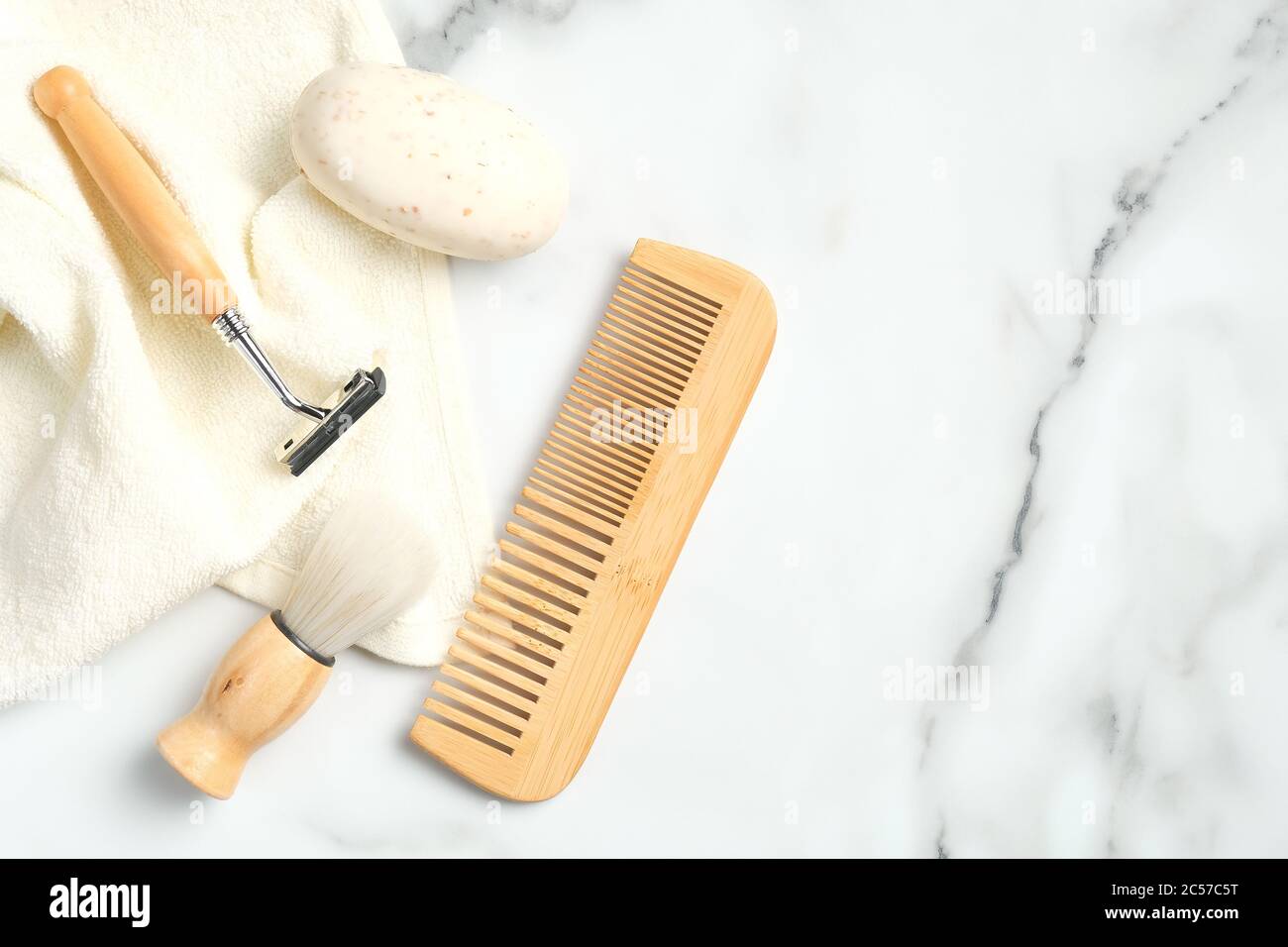 Composition de la couche plate avec rasoir, brosse, serviette, savon et  peigne à cheveux. Accessoires de salle de bain pour homme, concept de soin  du visage Photo Stock - Alamy