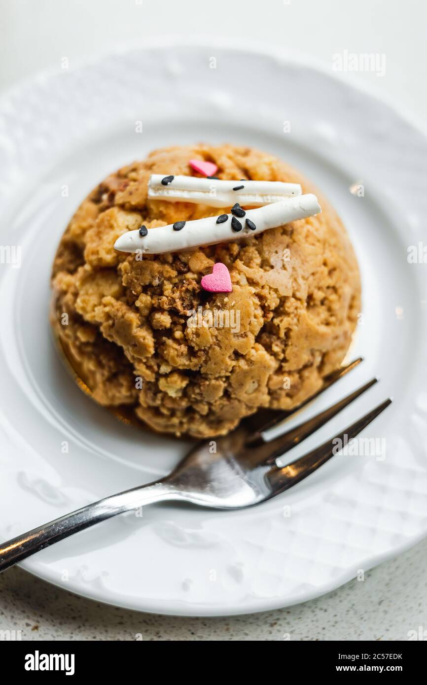 Gâteau russe traditionnel muraveynik ou gâteau en entonnoir sur une assiette blanche, une fourchette de dessert Banque D'Images