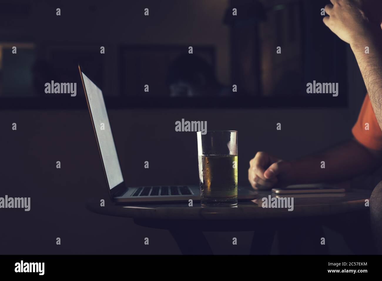 Les hommes boivent de la bière tout en regardant les ordinateurs portables être stressés et tristes. Banque D'Images