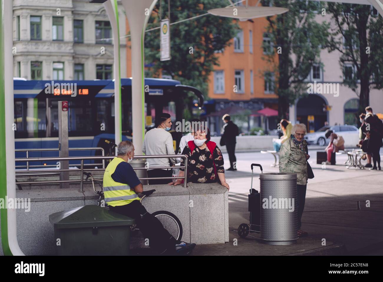 MUNICH, ALLEMAGNE - 17 juin 2020 : les personnes qui voyagent pour la ville arrivent à la célèbre station Münchner Freiheit. Des masques faciaux sont nécessaires en raison du coronavirus dans les transp publics Banque D'Images