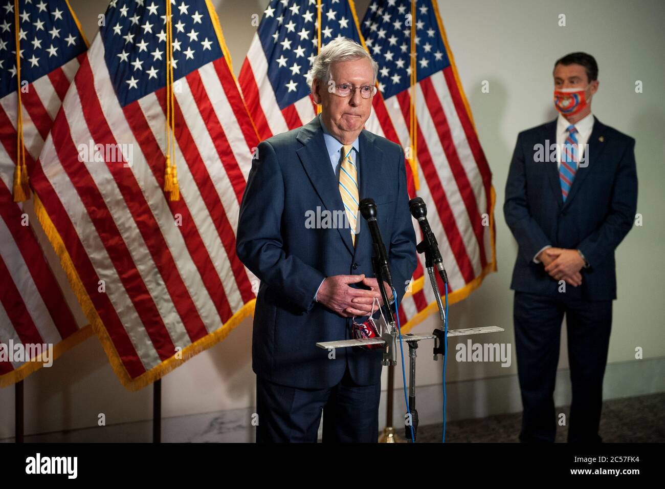 Washington, États-Unis d'Amérique. 30 juin 2020. Le leader de la majorité au Sénat des États-Unis Mitch McConnell (républicain du Kentucky), à gauche, est rejoint par le sénateur américain Todd Young (républicain de l'Indiana) et d'autres dirigeants du Sénat GOP alors qu'il pose des questions aux journalistes à la suite du déjeuner GOP dans le Hart Senate Office Building à Capitol Hill à Washington, DC., mardi, 30 juin 2020. Credit: Rod Lamkey/CNP | usage dans le monde crédit: dpa/Alay Live News Banque D'Images
