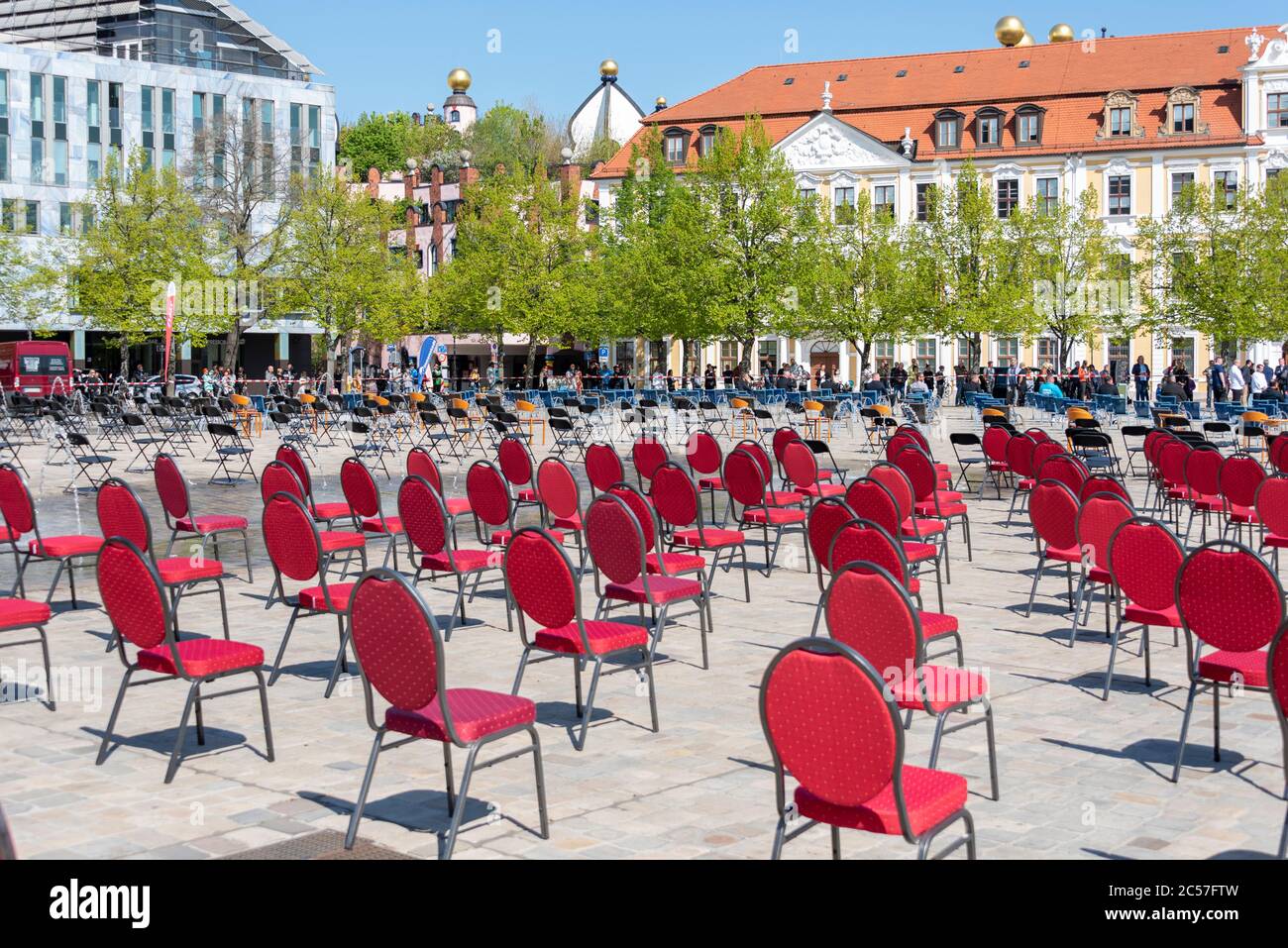 Environ 1000 chaises vides se trouvent sur la place de la cathédrale de Magdeburg. Avec la manifestation, les propriétaires de restaurant ont attiré l'attention sur la situation précaire de Banque D'Images