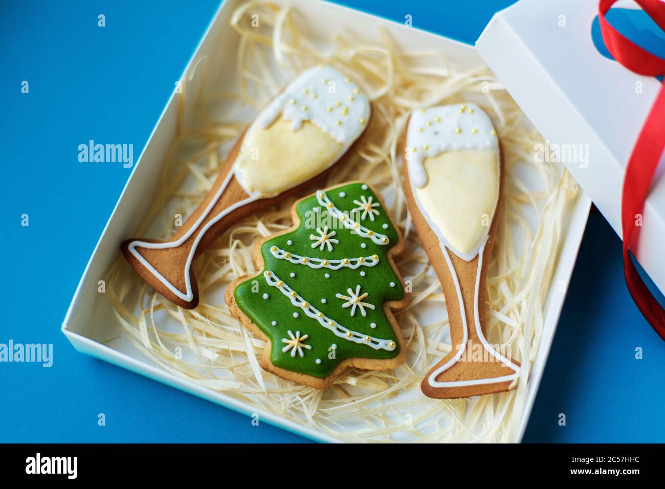 Noël nouvel an fond de vacances, lunettes de campagne et pain d'épice d'arbre de noël emballé dans une boîte sur fond bleu concept de vacances. Banque D'Images