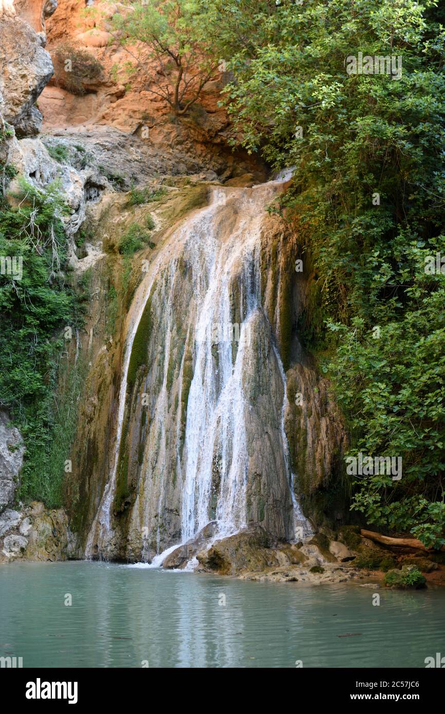 Cascade des Carmes ou chute d'eau des Carmes, piscine et rivière dans la vallée des Carmes ou le Vallon des Carmes Barjols Var Provence France Banque D'Images