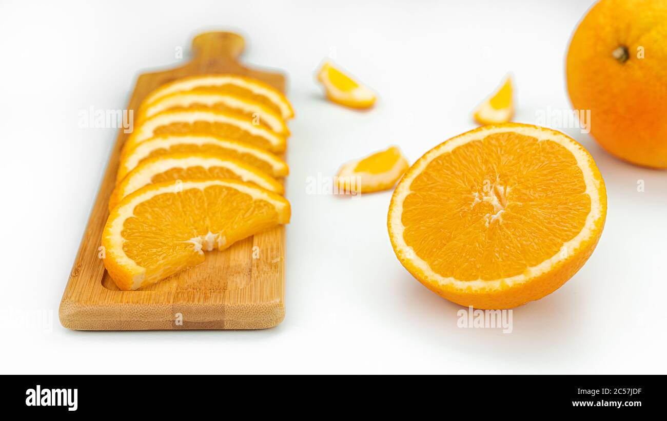 Oranges vives, juteuses et douces sur fond blanc. Banque D'Images