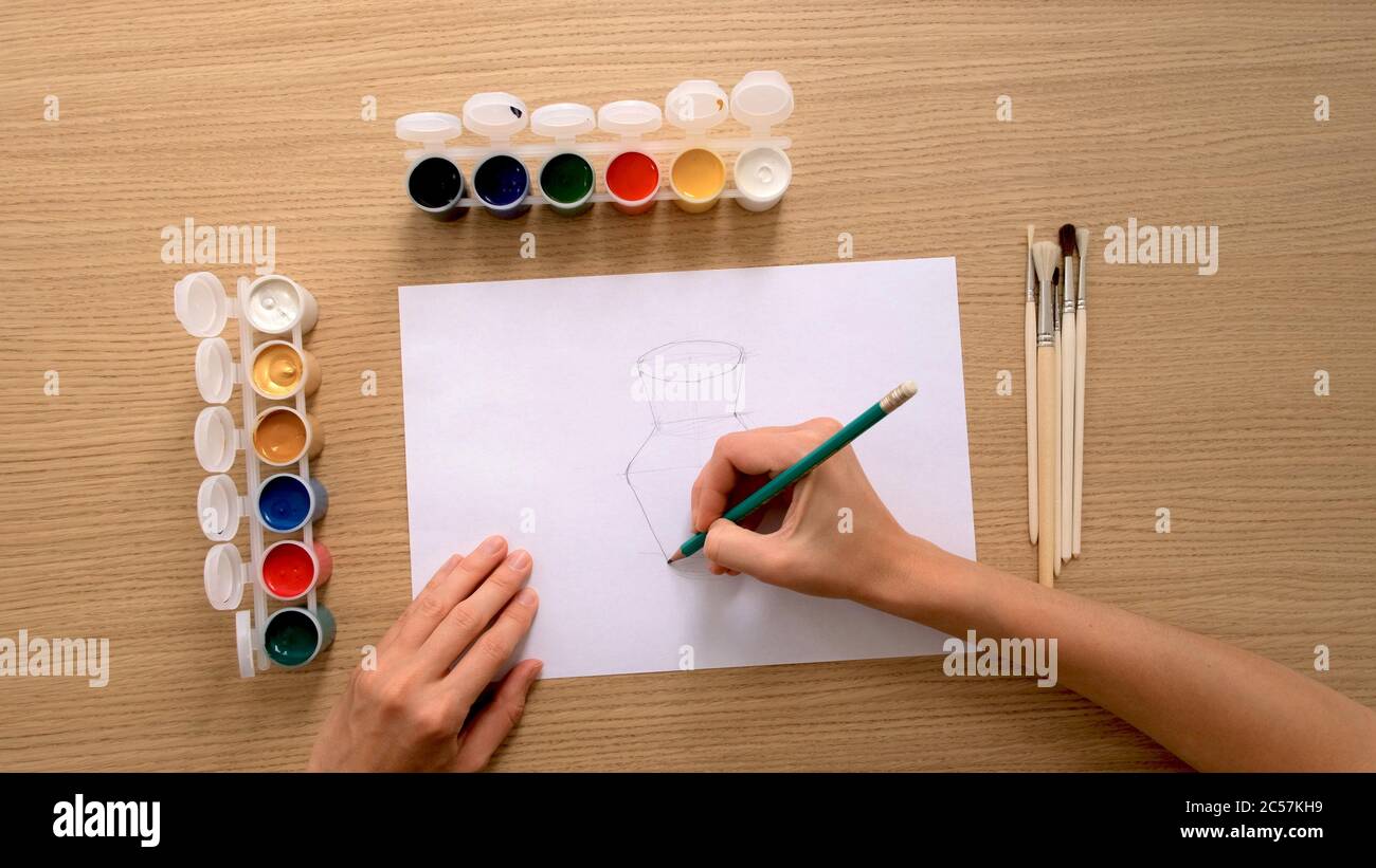 Rognez le dessin d'un artiste méconnu avec un crayon sur du papier au travail Banque D'Images