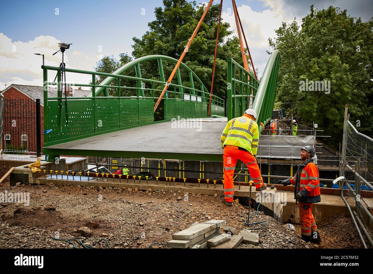 A57 Hyde Road à Gorton a une nouvelle passerelle ajoutée à l'ancienne ligne de chemin de fer maintenant Fallowfield boucle de cycle partie de la route élargissement Banque D'Images