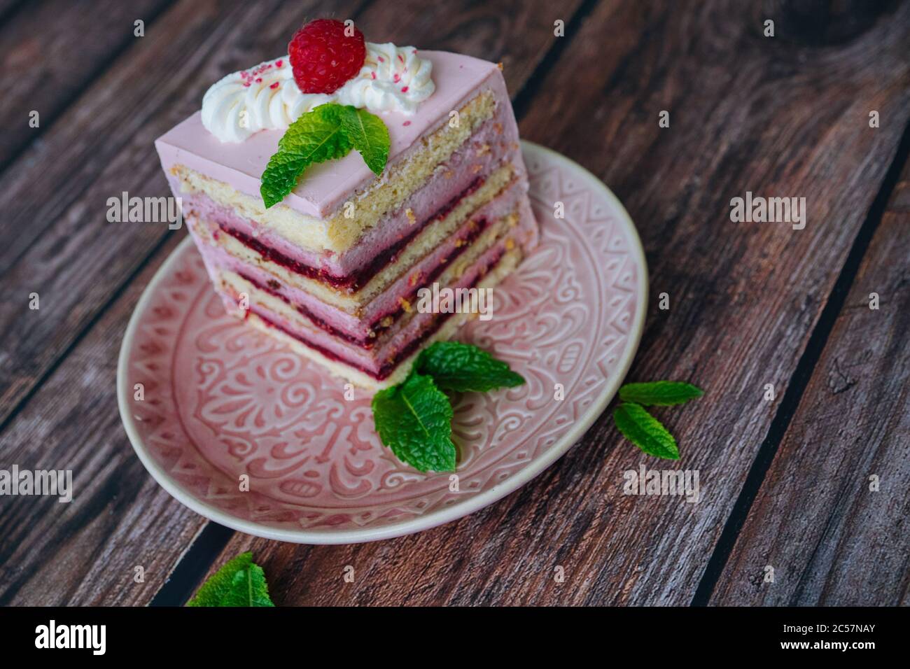 Un Delicieux Gateau A Plusieurs Couches De Framboises Sur L Assiette Gateau A La Framboise Servi Pour Le Dessert Sur Fond De Bois Avec Feuilles De Menthe Tarte Delicieuse Sur L Assiette Cuisson Et
