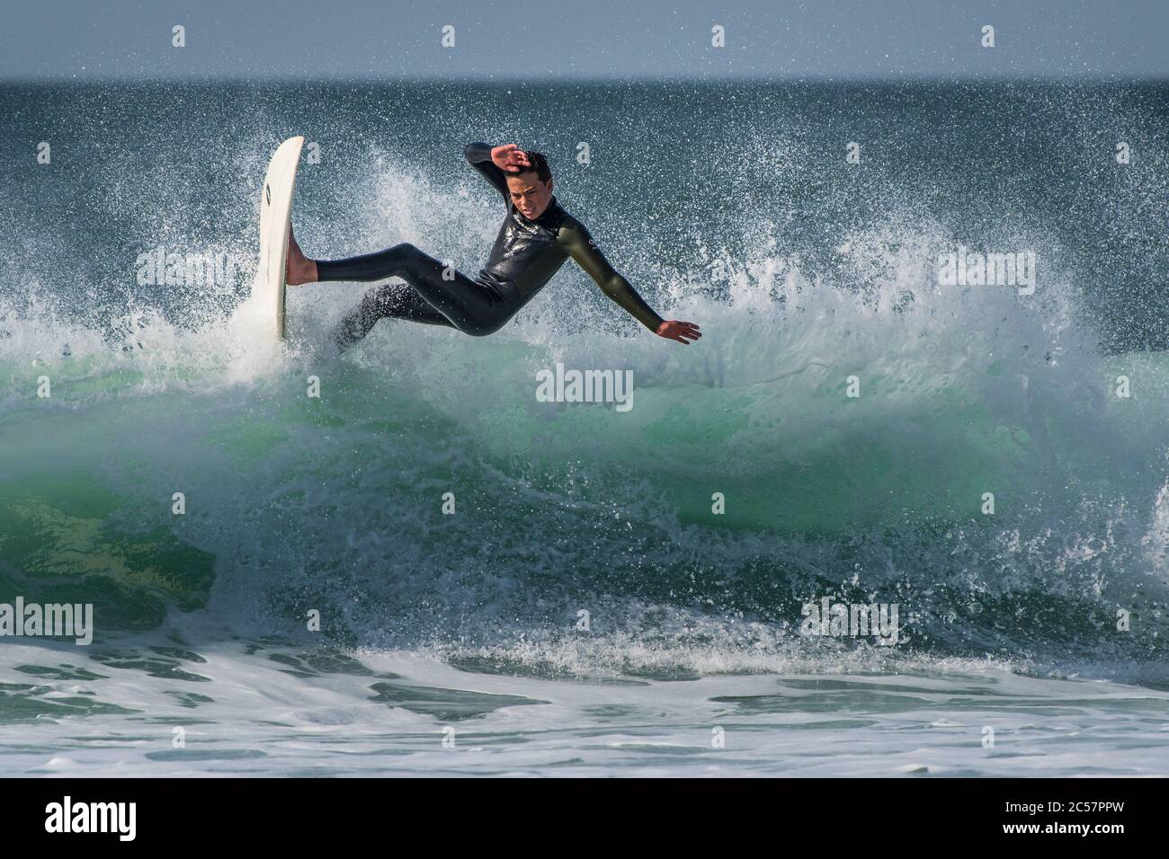 Surf à l'action spectaculaire dans Fistral Newquay en Cornouailles. Banque D'Images
