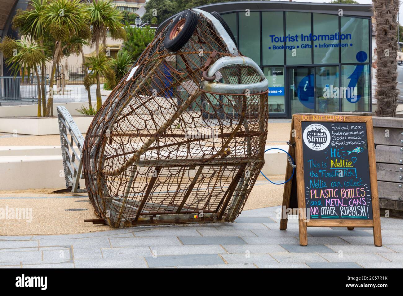 Bournemouth, Dorset, Royaume-Uni. 1er juillet 2020. Nellie le poisson, une sculpture de poisson métallique géant arrive à Bournemouth pour promouvoir le recyclage et le plastique à usage unique. 2 mètres de haut et fait de métal récupéré il encourage les visiteurs à recycler et à jeter leurs bouteilles en plastique et boîtes en métal en nourrissant Nellie. Des tonnes de déchets, y compris des bouteilles et des canettes en plastique, ont été laissées par les visiteurs sur la plage de Bournemouth la semaine dernière et ont dû être ramassés par des employés du conseil et des bénévoles. Crédit : Carolyn Jenkins/Alay Live News Banque D'Images