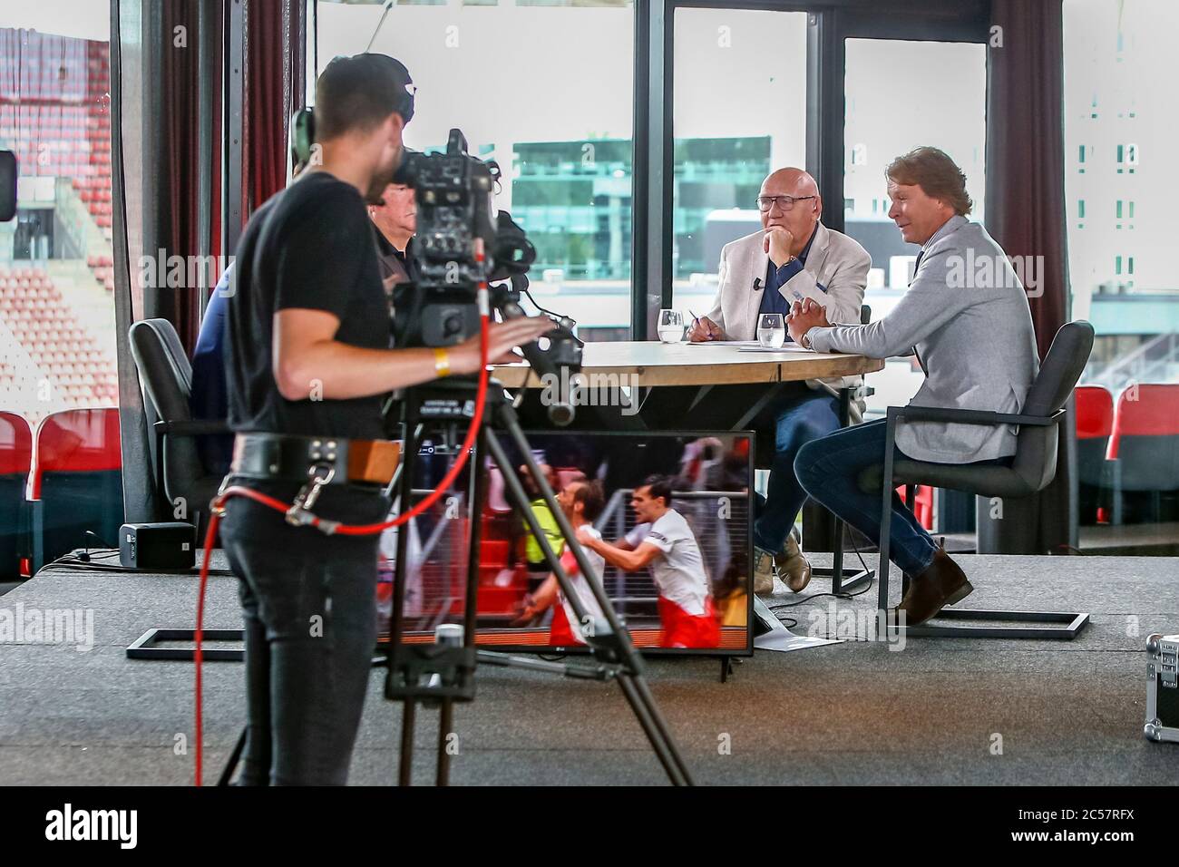 UTRECHT, 01-07-2020 ,Stadion Galgenwaard Eredivisie, football néerlandais, saison 2020/2021, aujourd'hui le FC Utrecht considère largement son anniversaire. À midi, il y a une émission de télévision en direct du Galgenwaard. Le présentateur Kees Jansma et son cocarkick Hans Kraay jr. Reçu, entre autres, le propriétaire Frans van Seumeren, l'entraîneur John van den Brom, le capitaine Willem Janssen, le directeur général Thijs van es et le directeur technique Jordy Zuidam. Le club présente également le nouveau logo de la chemise et de l'anniversaire. FC Utrecht staat vandaag uitgebreid stil bij haar verjaardag. OM 12.00 uur est er een live tv-uitzending vanuit de G. Banque D'Images