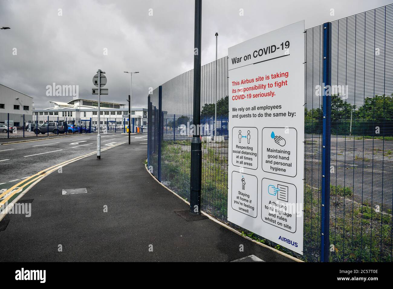 Une affiche d'information sur les covides à l'extérieur de l'usine Airbus à Filton à Bristol après que le géant de l'aérospatiale a annoncé qu'il prévoit de réduire 1,700 emplois au Royaume-Uni en raison de la crise du coronavirus. Banque D'Images
