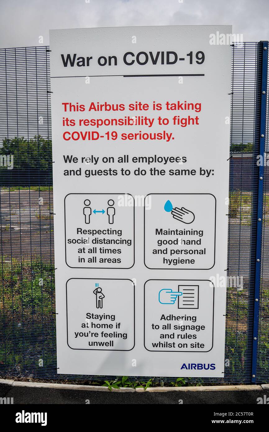 Une affiche d'information sur les covides à l'extérieur de l'usine Airbus à Filton à Bristol après que le géant de l'aérospatiale a annoncé qu'il prévoit de réduire 1,700 emplois au Royaume-Uni en raison de la crise du coronavirus. Banque D'Images
