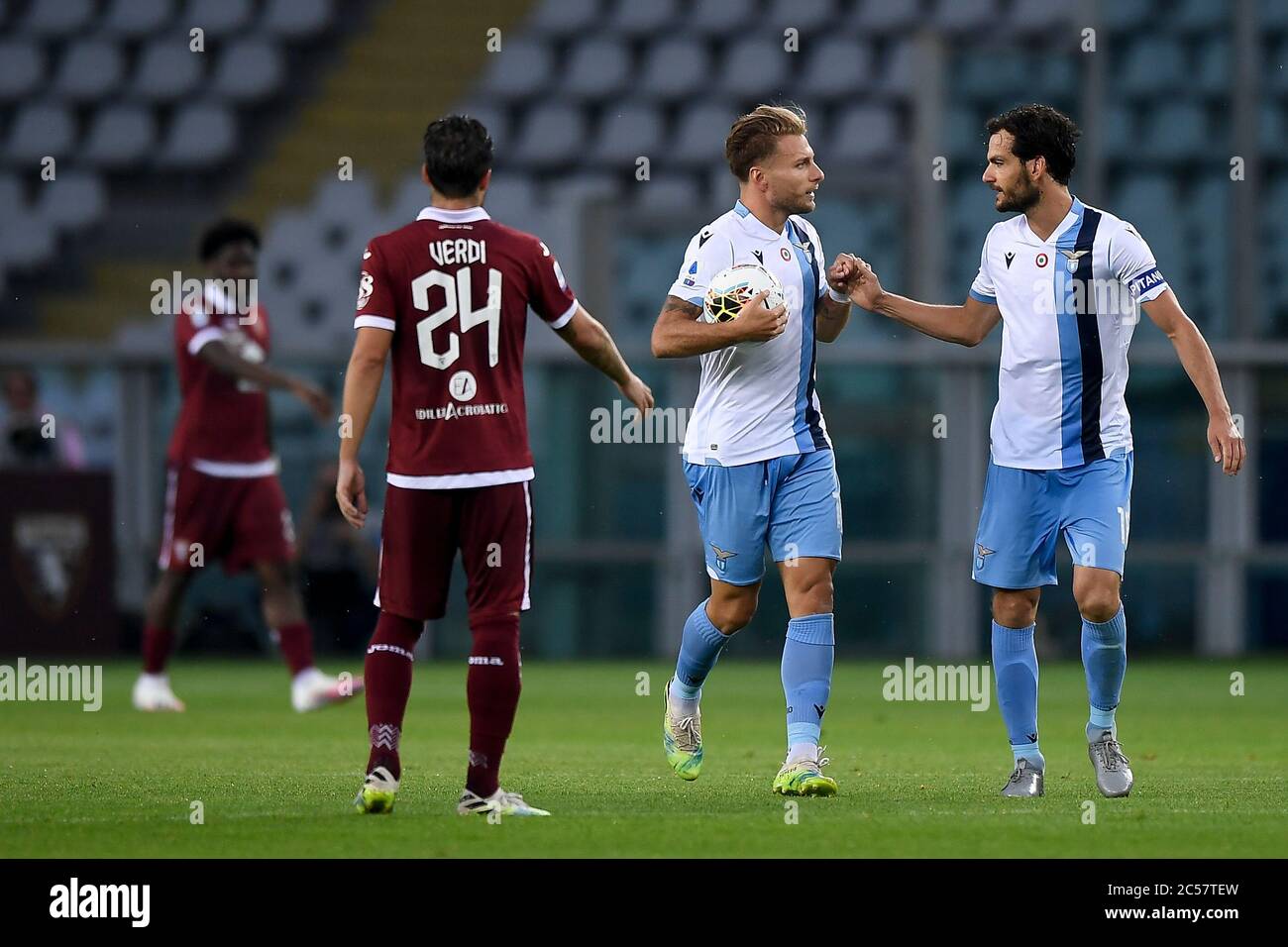 Turin, Italie - 30 juin 2020 : Ciro immobile (C) de SS Lazio fête avec Marco Parolo (R) de SS Lazio après avoir marquant un but lors de la série UN match de football entre le FC de Turin et le SS Lazio. SS Lazio a remporté 2-1 victoires sur le FC de Turin. Crédit: Nicolò Campo/Alay Live News Banque D'Images