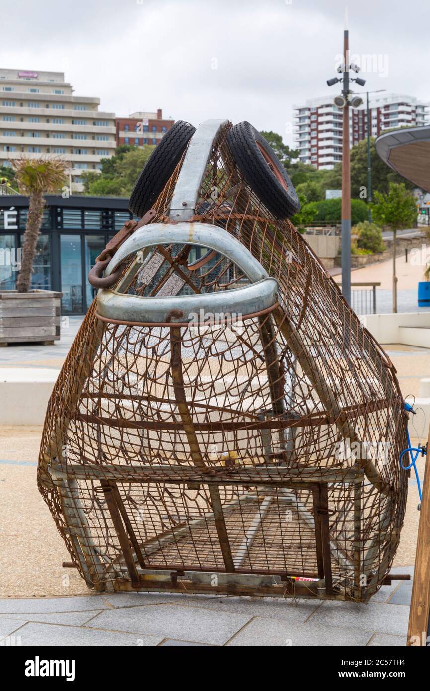 Bournemouth, Dorset, Royaume-Uni. 1er juillet 2020. Nellie le poisson, une sculpture de poisson métallique géant arrive à Bournemouth pour promouvoir le recyclage et le plastique à usage unique. 2 mètres de haut et fait de métal récupéré il encourage les visiteurs à recycler et à jeter leurs bouteilles en plastique et boîtes en métal en nourrissant Nellie. Des tonnes de déchets, y compris des bouteilles et des canettes en plastique, ont été laissées sur la plage de Bournemouth la semaine dernière et ont dû être ramassés par des employés du conseil et des bénévoles. Crédit : Carolyn Jenkins/Alay Live News Banque D'Images
