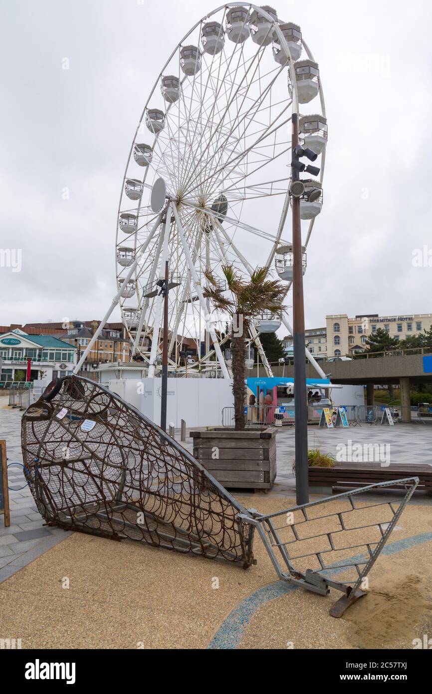 Bournemouth, Dorset, Royaume-Uni. 1er juillet 2020. Nellie le poisson, une sculpture de poisson métallique géant arrive à Bournemouth pour promouvoir le recyclage et le plastique à usage unique. 2 mètres de haut et fait de métal récupéré il encourage les visiteurs à recycler et à jeter leurs bouteilles en plastique et boîtes en métal en nourrissant Nellie. Des tonnes de déchets, y compris des bouteilles et des canettes en plastique, ont été laissées par les visiteurs sur la plage de Bournemouth la semaine dernière et ont dû être ramassés par des employés du conseil et des bénévoles. Crédit : Carolyn Jenkins/Alay Live News Banque D'Images