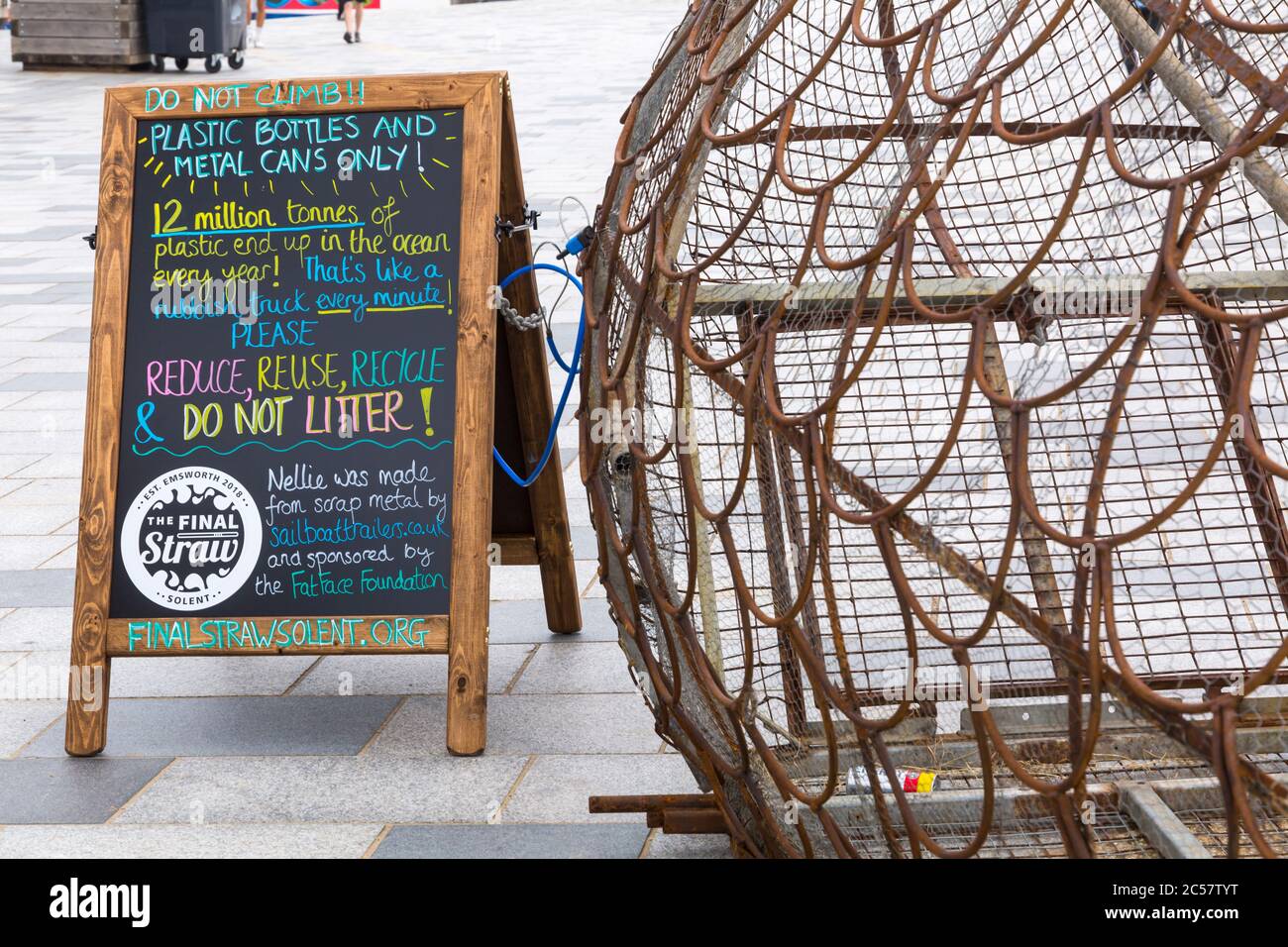 Bournemouth, Dorset, Royaume-Uni. 1er juillet 2020. Nellie le poisson, une sculpture de poisson métallique géant arrive à Bournemouth pour promouvoir le recyclage et le plastique à usage unique. 2 mètres de haut et fait de métal récupéré il encourage les visiteurs à recycler et à jeter leurs bouteilles en plastique et boîtes en métal en nourrissant Nellie. Des tonnes de déchets, y compris des bouteilles et des canettes en plastique, ont été laissées par les visiteurs sur la plage de Bournemouth la semaine dernière et ont dû être ramassés par des employés du conseil et des bénévoles. Crédit : Carolyn Jenkins/Alay Live News Banque D'Images