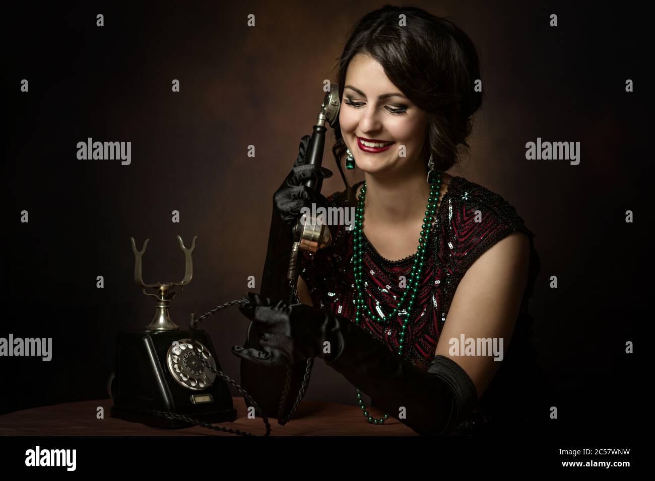 Jeune femme élégante dans les années 1920 comme opérateur téléphonique Banque D'Images