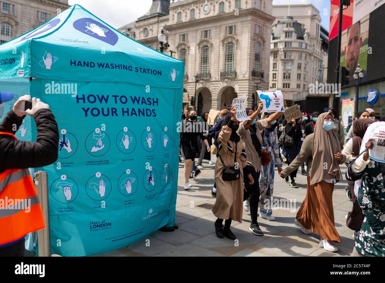 Station de lavage des mains à côté d'une matière de vie noire mars, Londres, 27 juin 2020 Banque D'Images