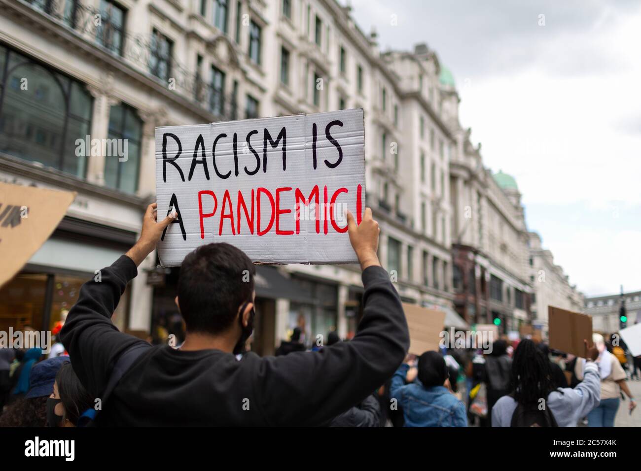 Un homme tient un signe de protestation au-dessus de sa tête, Black Lives Matter march, Londres, 27 juin 2020 Banque D'Images