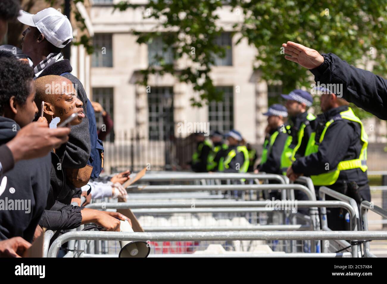 Les manifestants affrontent la police de l'autre côté d'une barrière, Black Lives Matter, Downing Street, Londres, 27 juin 2020 Banque D'Images
