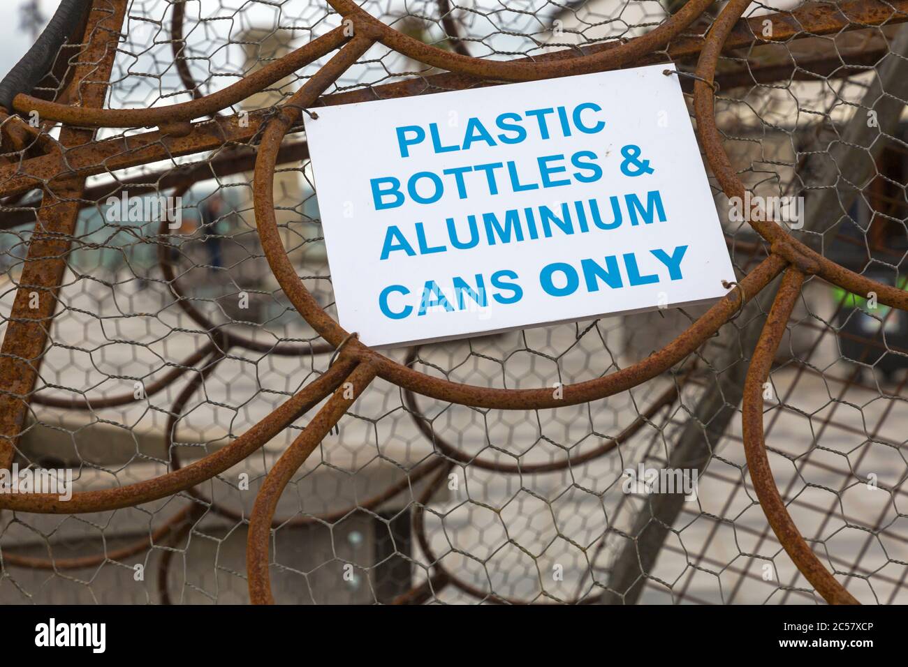 Bournemouth, Dorset, Royaume-Uni. 1er juillet 2020. Nellie le poisson, une sculpture de poisson métallique géant arrive à Bournemouth pour promouvoir le recyclage et le plastique à usage unique. 2 mètres de haut et fait de métal récupéré il encourage les visiteurs à recycler et à jeter leurs bouteilles en plastique et boîtes en métal en nourrissant Nellie. Des tonnes de déchets, y compris des bouteilles et des canettes en plastique, ont été laissées par les visiteurs sur la plage de Bournemouth la semaine dernière et ont dû être ramassés par des employés du conseil et des bénévoles. Crédit : Carolyn Jenkins/Alay Live News Banque D'Images